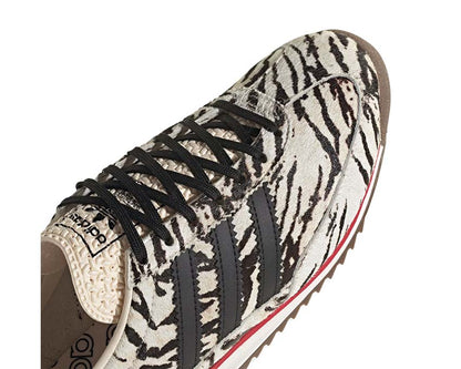 Scarpe da ginnastica femminili in stile vintage con fantasia zebrata.