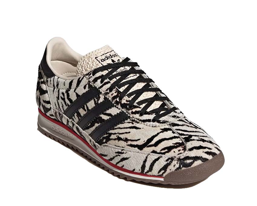 Scarpe da ginnastica femminili in stile vintage con fantasia zebrata.