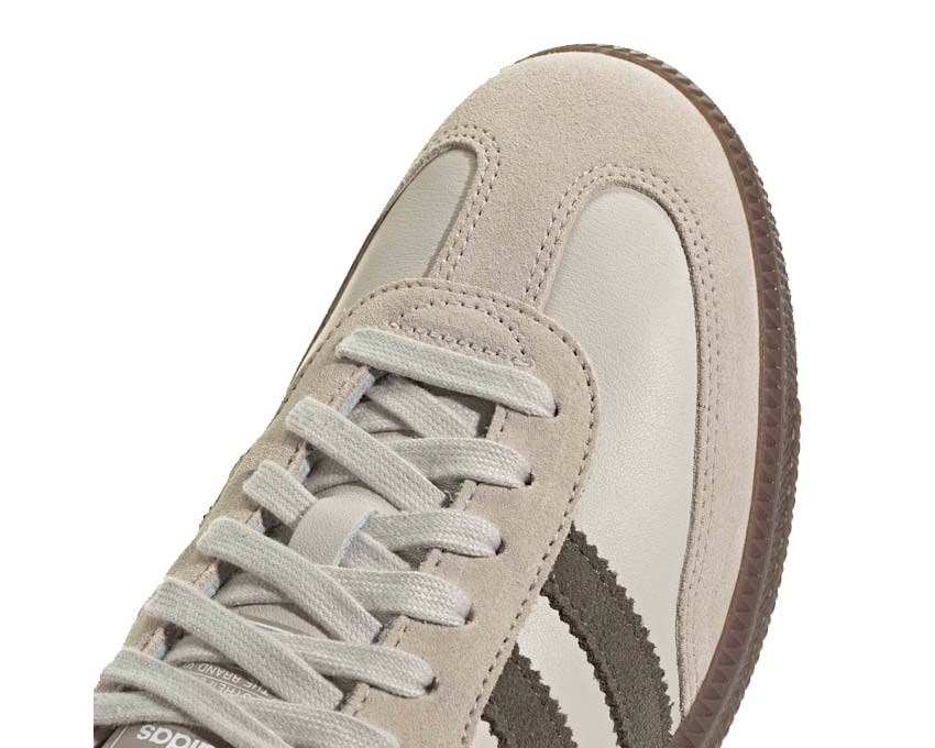 Scarpe sportive classiche in pelle e gomma color argento.