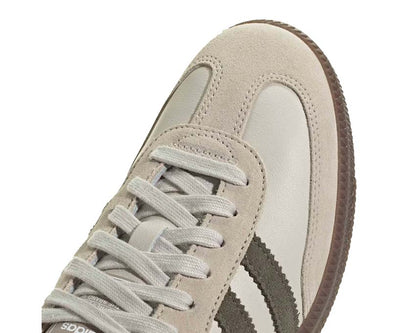 Scarpe sportive classiche in pelle e gomma color argento.