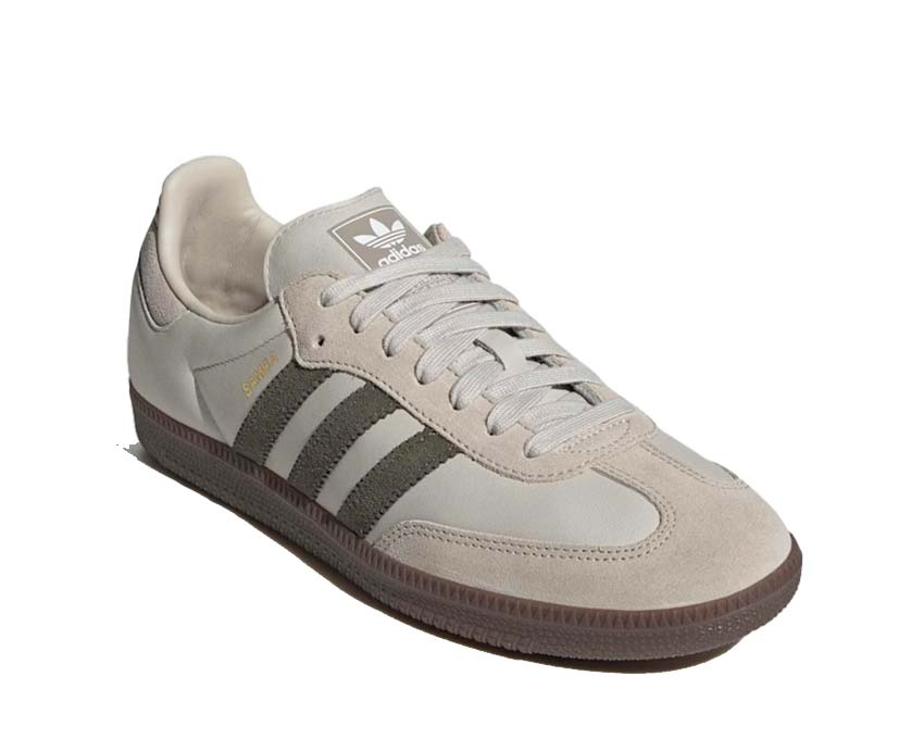 Scarpe sportive classiche in pelle e gomma color argento.