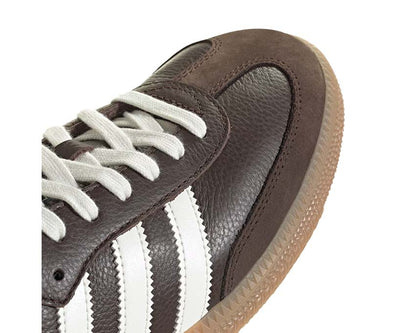 Calzature sportive in pelle marrone scuro con suola in gomma.