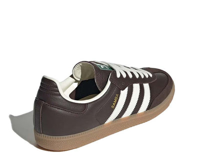 Calzature sportive in pelle marrone scuro con suola in gomma.