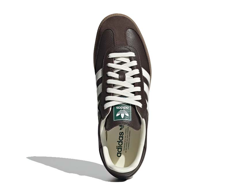 Calzature sportive in pelle marrone scuro con suola in gomma.