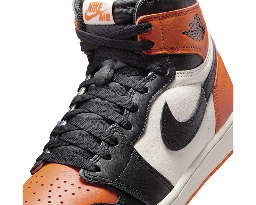 Scarpe alte retrò in pelle con colori ispirati al basket.