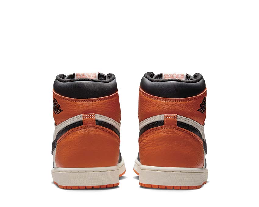 Scarpe alte retrò in pelle con colori ispirati al basket.