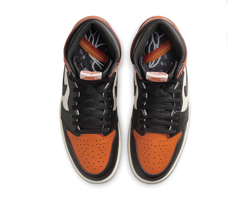 Scarpe alte retrò in pelle con colori ispirati al basket.