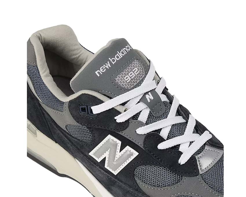 Scarpa sportiva in pelle e tessuto, colore blu navy, fabbricata negli Stati Uniti.