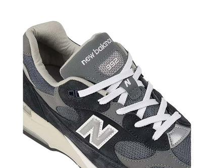 Scarpa sportiva in pelle e tessuto, colore blu navy, fabbricata negli Stati Uniti.