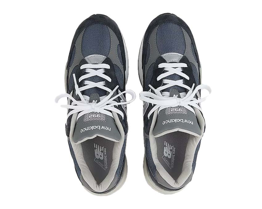 Scarpa sportiva in pelle e tessuto, colore blu navy, fabbricata negli Stati Uniti.