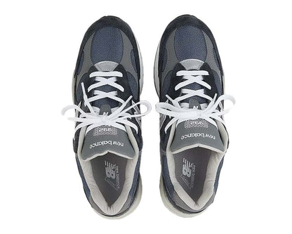 Scarpa sportiva in pelle e tessuto, colore blu navy, fabbricata negli Stati Uniti.