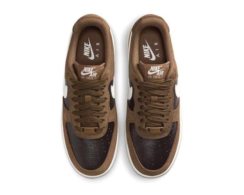 Scarpe sportive in pelle marrone con suola ammortizzata e stile tradizionale.