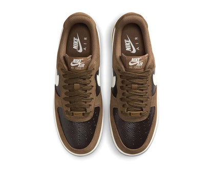 Scarpe sportive in pelle marrone con suola ammortizzata e stile tradizionale.