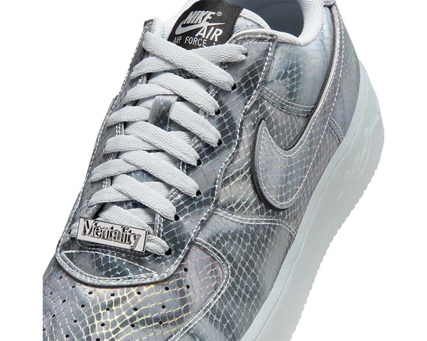 Scarpe basse in pelle con finitura lenticolare e stile sportivo.