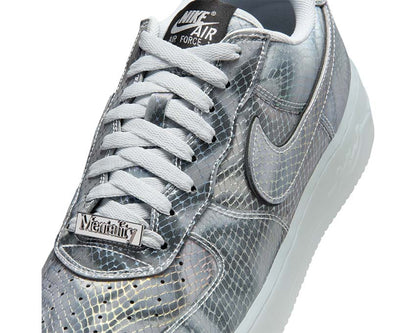 Scarpe basse in pelle con finitura lenticolare e stile sportivo.