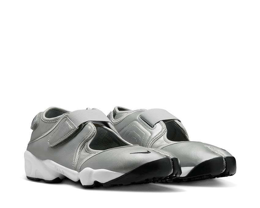 Scarpa da ginnastica femminile con design aperto e finitura argentata metallizzata