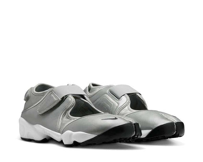 Scarpa da ginnastica femminile con design aperto e finitura argentata metallizzata