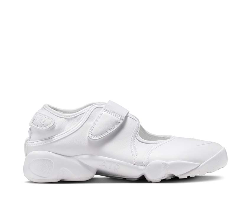 Scarpa da ginnastica femminile in tessuto bianco con struttura aperta.