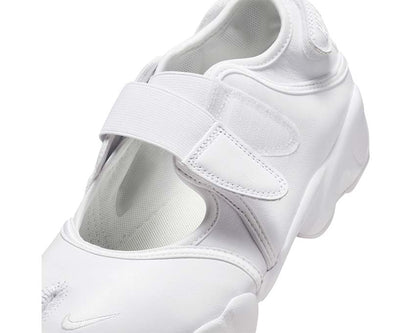 Scarpa da ginnastica femminile in tessuto bianco con struttura aperta.