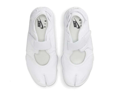 Scarpa da ginnastica femminile in tessuto bianco con struttura aperta.