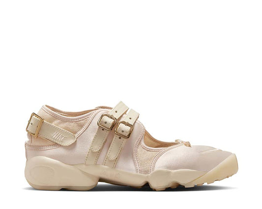 Scarpa sportiva da donna bianca con design traforato e chiusura regolabile.