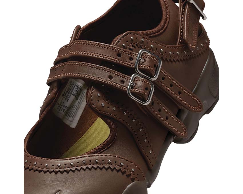 Scarpa sportiva femminile con design aperto e colore marrone cioccolato