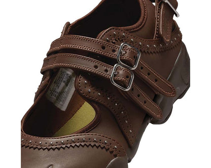 Scarpa sportiva femminile con design aperto e colore marrone cioccolato