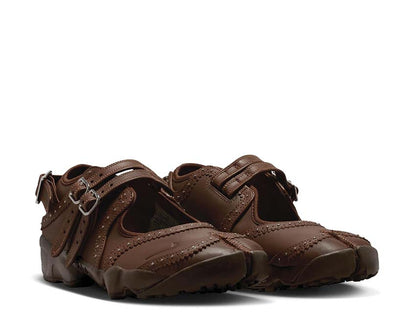 Scarpa sportiva femminile con design aperto e colore marrone cioccolato