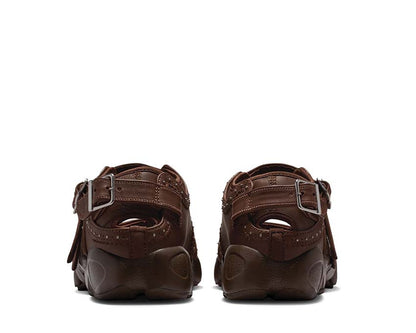 Scarpa sportiva femminile con design aperto e colore marrone cioccolato