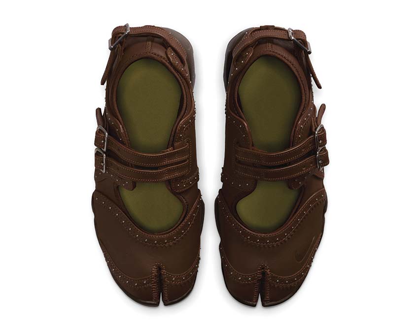 Scarpa sportiva femminile con design aperto e colore marrone cioccolato