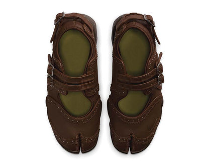 Scarpa sportiva femminile con design aperto e colore marrone cioccolato