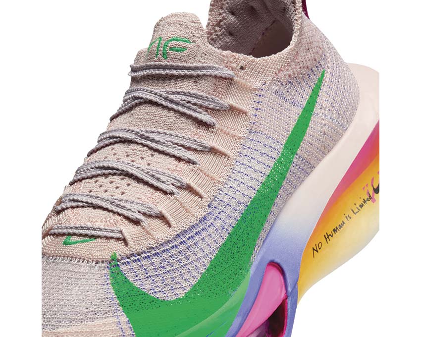 Scarpe sportive femminili ad alte prestazioni con ammortizzazione avanzata e design aerodinamico.