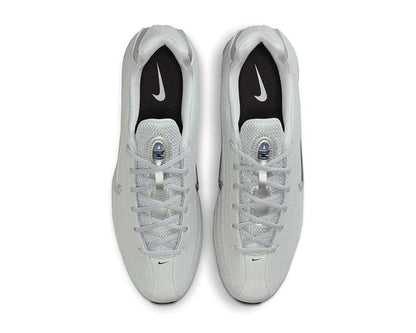 Scarpe sportive argentate con sistema di ammortizzazione a colonne.