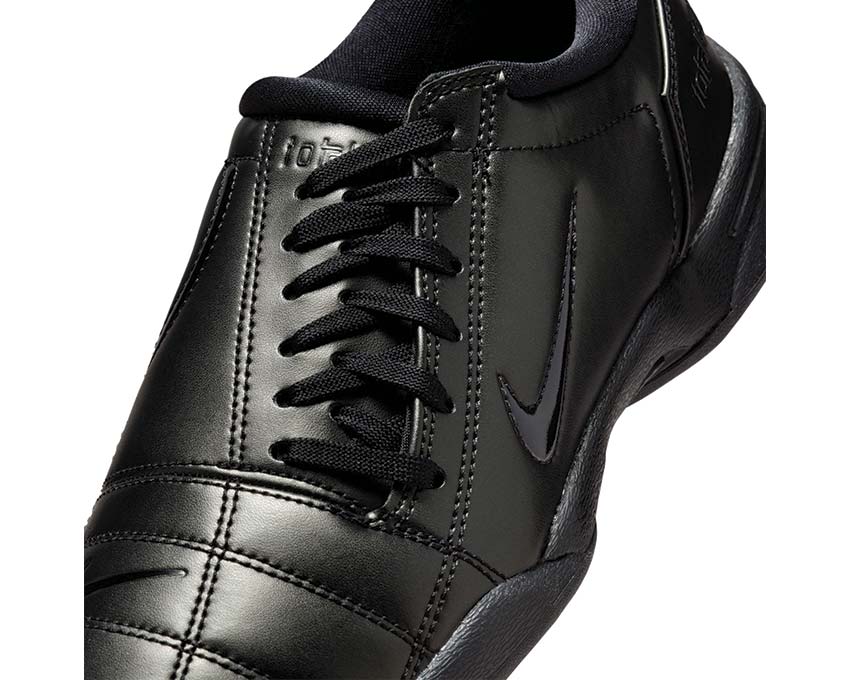 Scarpe da calcio completamente nere per donna