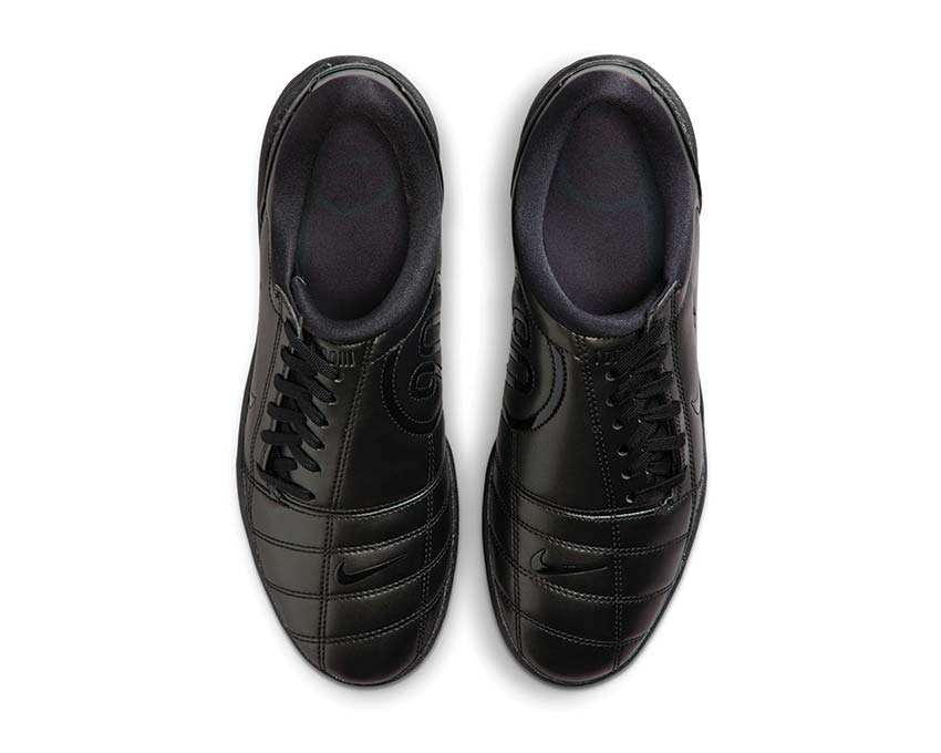 Scarpe da calcio completamente nere per donna