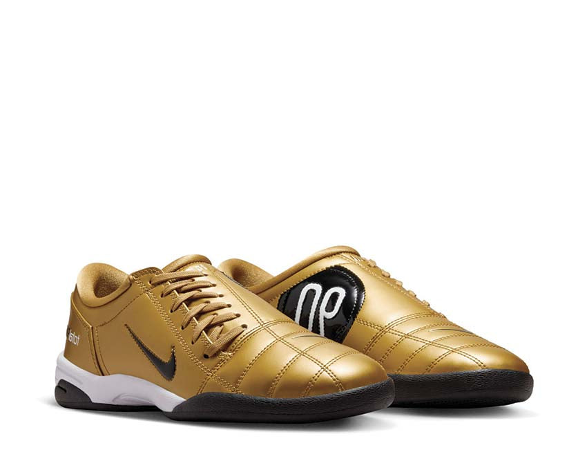 Calzature sportive in pelle sintetica color oro metallizzato.