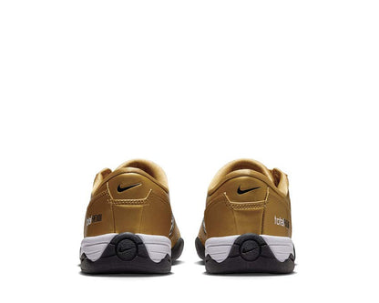 Calzature sportive in pelle sintetica color oro metallizzato.