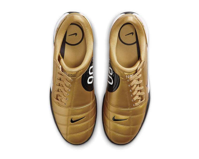 Calzature sportive in pelle sintetica color oro metallizzato.