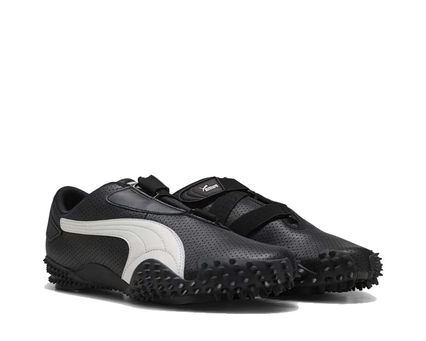 Scarpa atletica nera con chiusura a strappo e suola flessibile