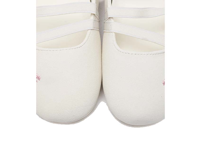 Scarpe da ballo in pelle scamosciata bianca con design dinamico.