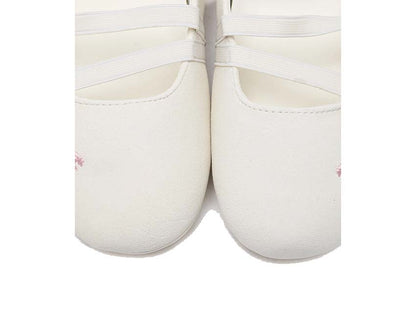 Scarpe da ballo in pelle scamosciata bianca con design dinamico.