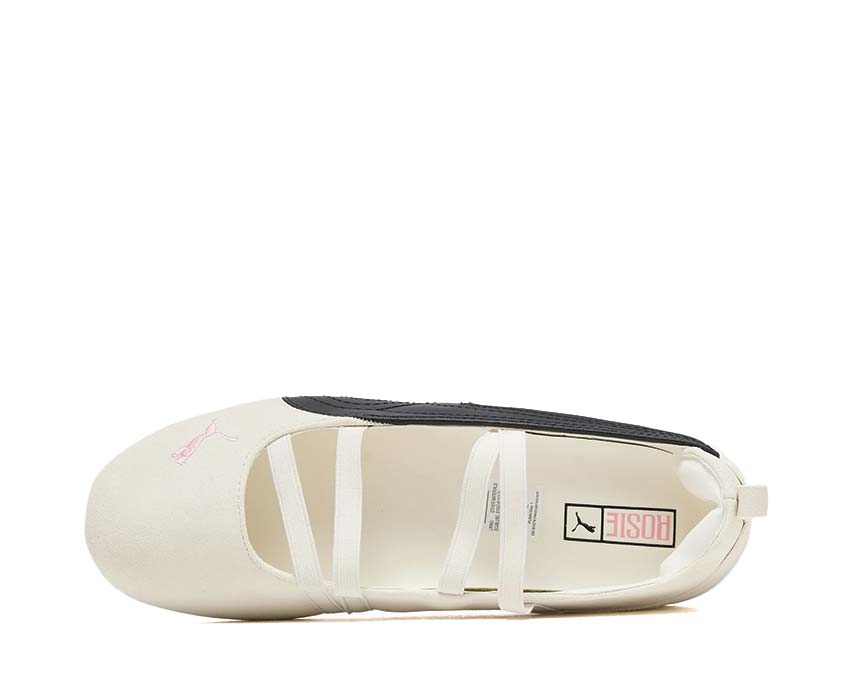 Scarpe da ballo in pelle scamosciata bianca con design dinamico.