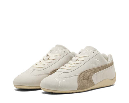 Scarpe sportive bianche da donna con suola rialzata.