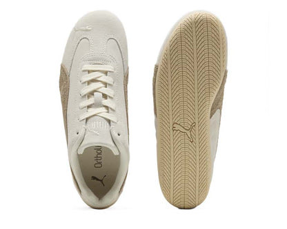 Scarpe sportive bianche da donna con suola rialzata.