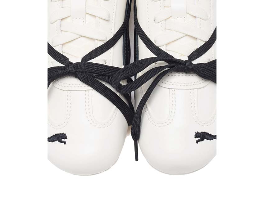 Scarpe da ginnastica in pelle bianca con design sofisticato e dettagli curati.