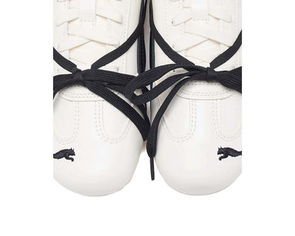 Scarpe da ginnastica in pelle bianca con design sofisticato e dettagli curati.