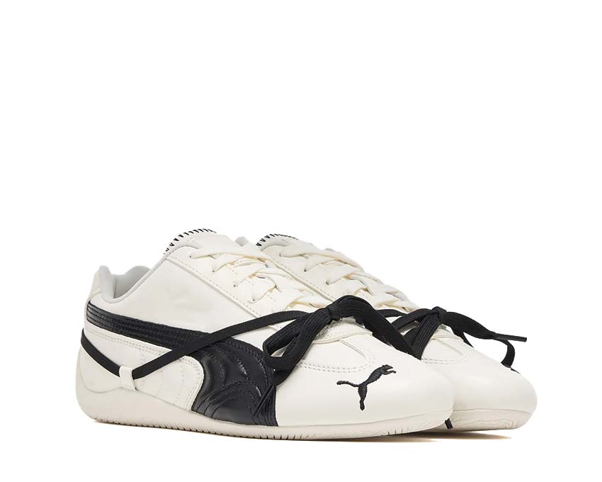 Scarpe da ginnastica in pelle bianca con design sofisticato e dettagli curati.