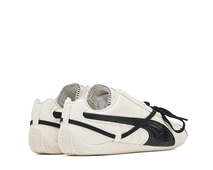 Scarpe da ginnastica in pelle bianca con design sofisticato e dettagli curati.