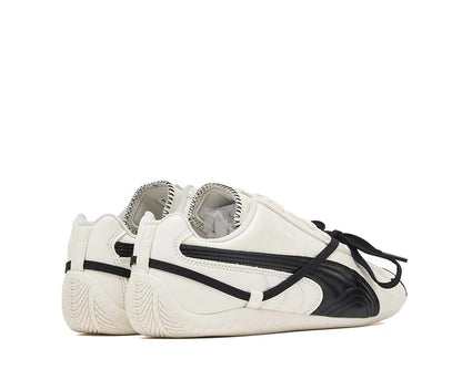 Scarpe da ginnastica in pelle bianca con design sofisticato e dettagli curati.