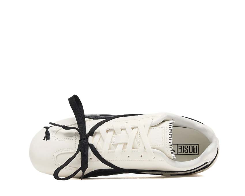 Scarpe da ginnastica in pelle bianca con design sofisticato e dettagli curati.